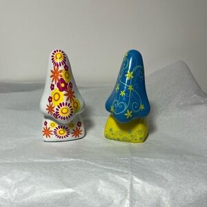 2 Sunglasses Holders
Vintage 1970s Nose shape Eyeglass Holders 4 in.